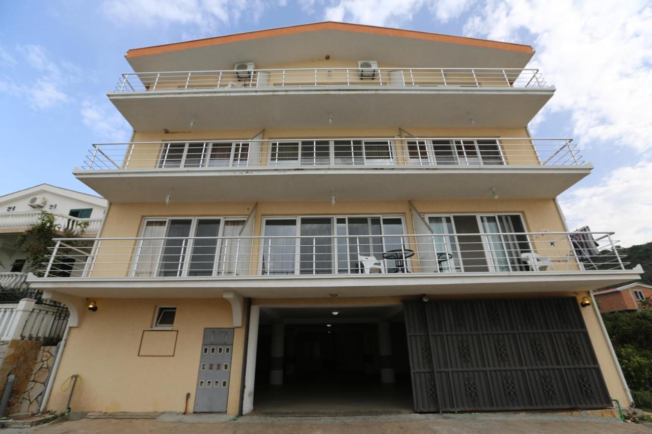 Kapriz Apartments Utjeha Luaran gambar