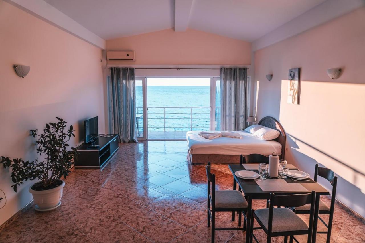Kapriz Apartments Utjeha Luaran gambar