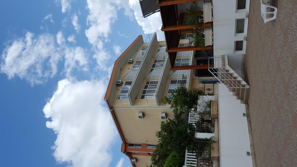 Kapriz Apartments Utjeha Luaran gambar